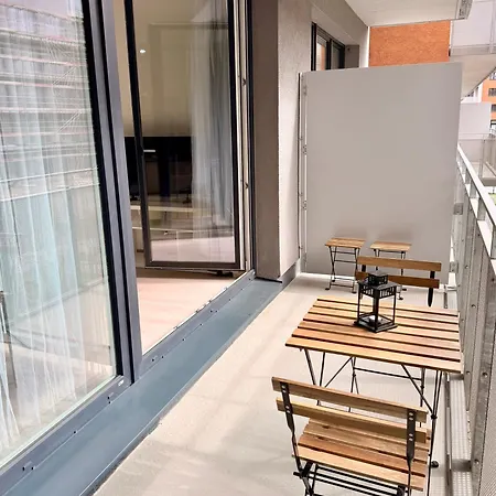 Adaro - Modern With Aircon Near O2 Arena Daire