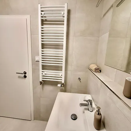 Adaro - Modern With Aircon Near O2 Arena Daire